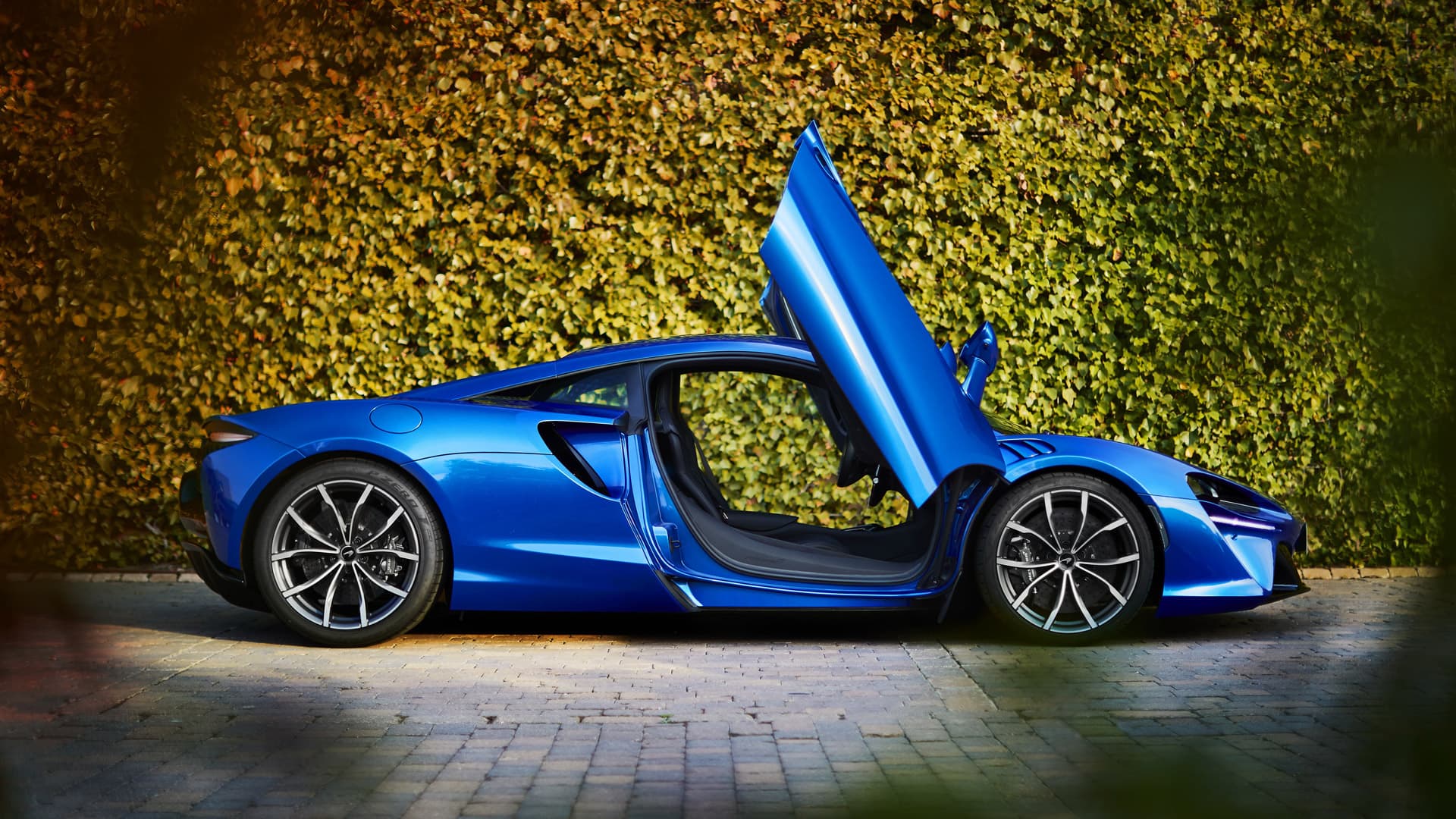 McLaren Artura Hybrid Supercar - Interior & Specifications