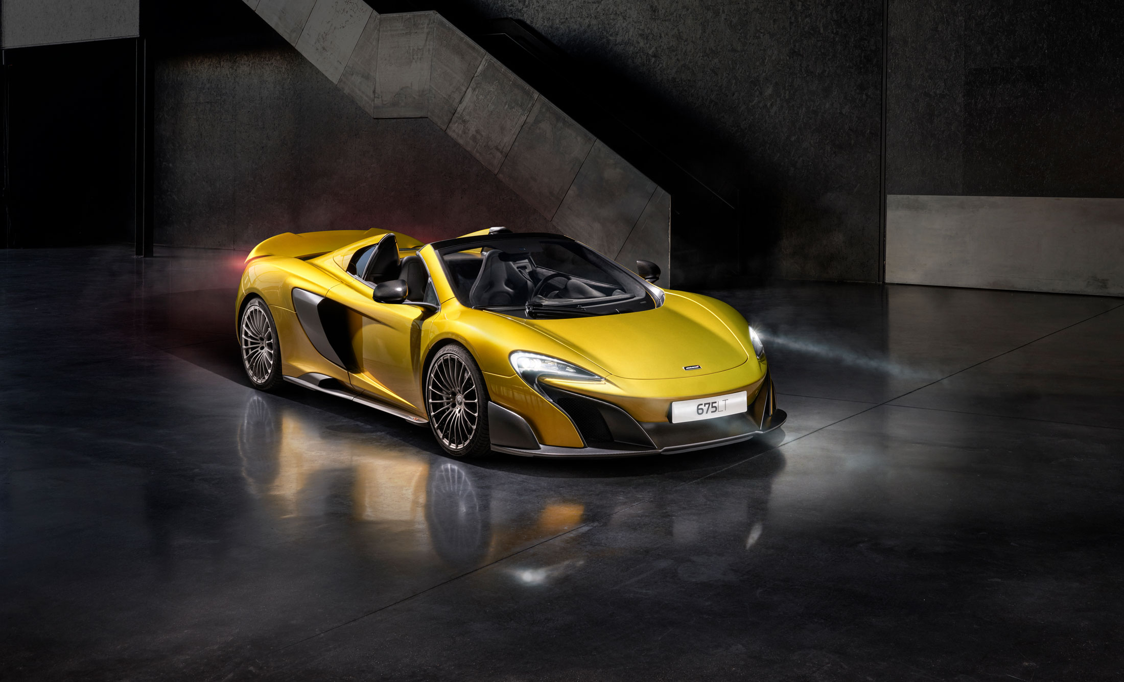 McLaren 675LT Spider in striking gold, showcasing lightweight carbon fiber aerodynamics and open-top driving experience.